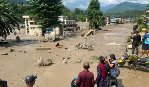 Enchentes no Nepal deixam 22 mortos e quase 400 desaparecidos