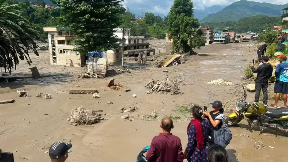 Enchentes no Nepal deixam 22 mortos e quase 400 desaparecidos