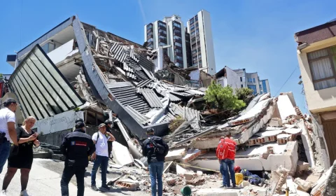 Equipes usam microfones especiais para encontrar sobreviventes sob escombros na Colômbia