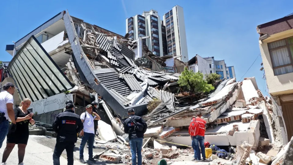 Equipes usam microfones especiais para encontrar sobreviventes sob escombros na Colômbia