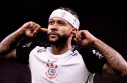 Memphis volta ao Corinthians para definir renovação e futuro no clube