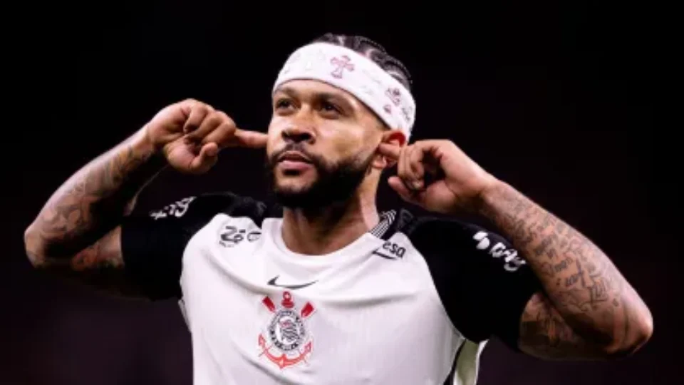 Memphis volta ao Corinthians para definir renovação e futuro no clube