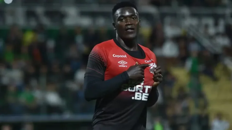 Kevin Viveros abre caminho para Athletico-PR contra Santos