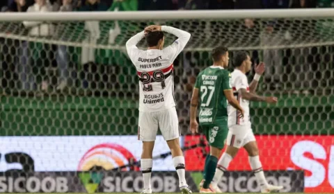São Paulo perde para a lanterna Chapecoense e chega a 10 jogos sem vencer no Brasileirão