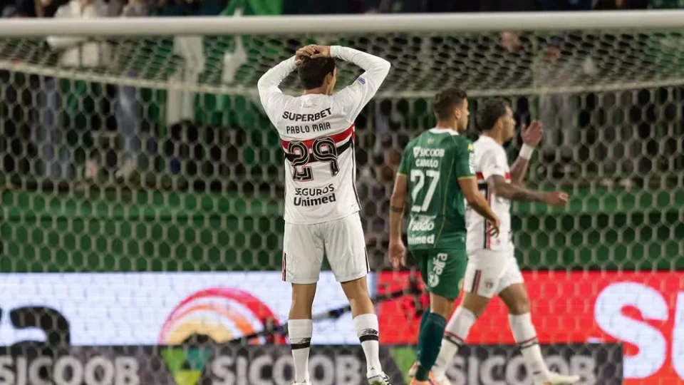 São Paulo perde para a lanterna Chapecoense e chega a 10 jogos sem vencer no Brasileirão