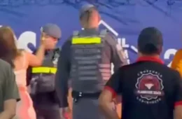 VÍDEO: Mulher é detida após dar tapa no rosto de policial durante briga na Festa do Peão de Barretos