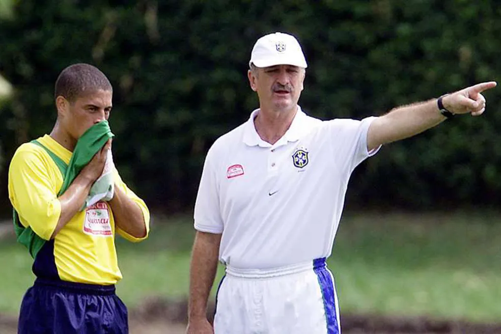 Alex e Felipão na Seleção Brasileira: jogador se decepcionou com escolha de treinador para a Copa de 2002 — Foto: Reprodução