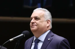 Sem aliança com o Centrão, PL busca vice dentro de casa.