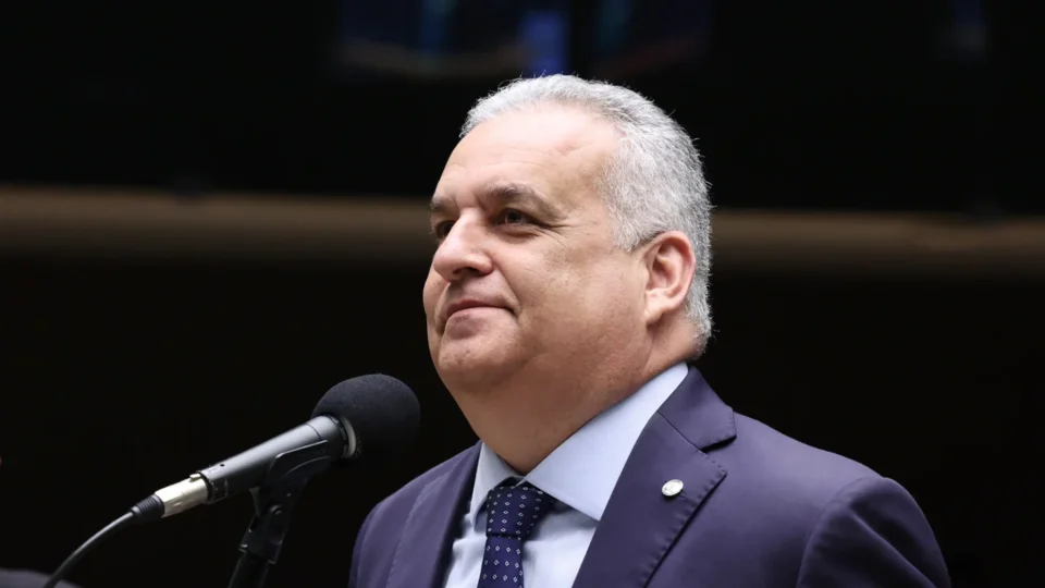 Sem aliança com o Centrão, PL busca vice dentro de casa.