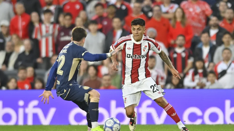 Thiago Almada estreia pelo River Plate e brilha na vitória contra Argentinos Juniors