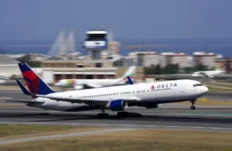 Voo da Delta para São Paulo desvia rota e pousa em Porto Rico; passageiros aguardam explicações