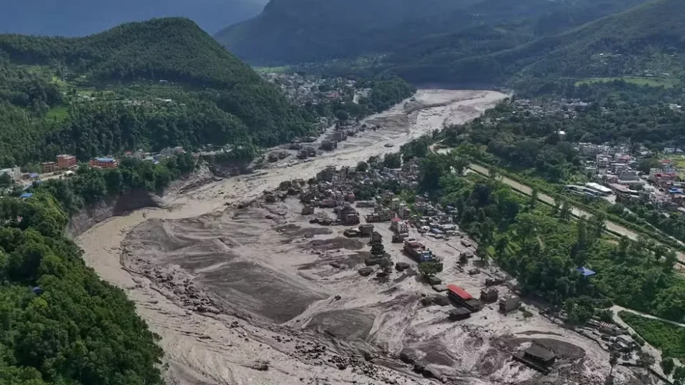 Terremoto atinge Tibete um dia após avalanche devastadora na fronteira com Nepal