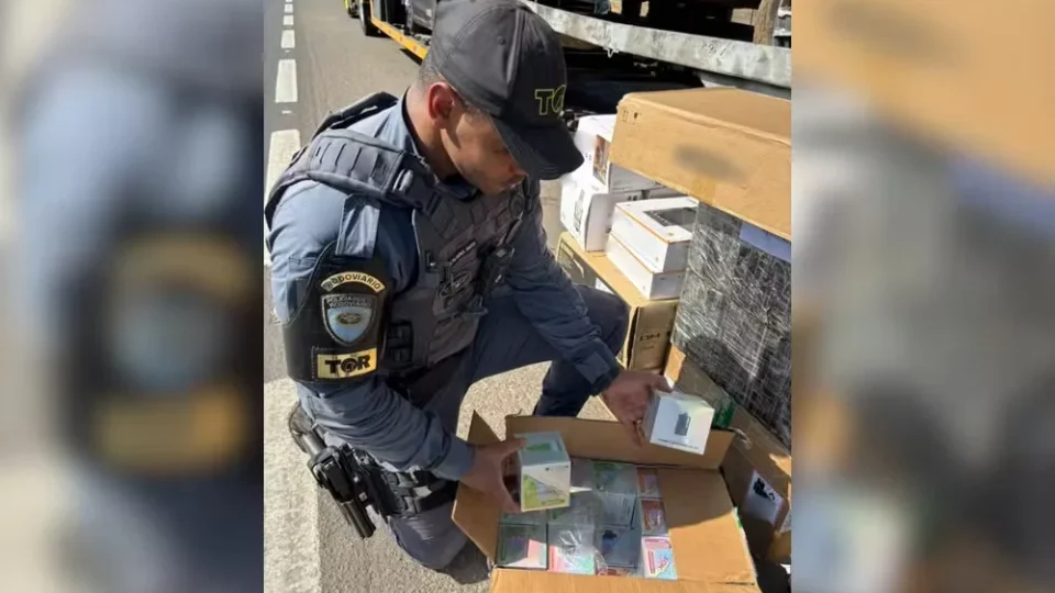 Homem é preso com 3,6 mil cigarros eletrônicos escondidos em caminhonete no interior de SP
