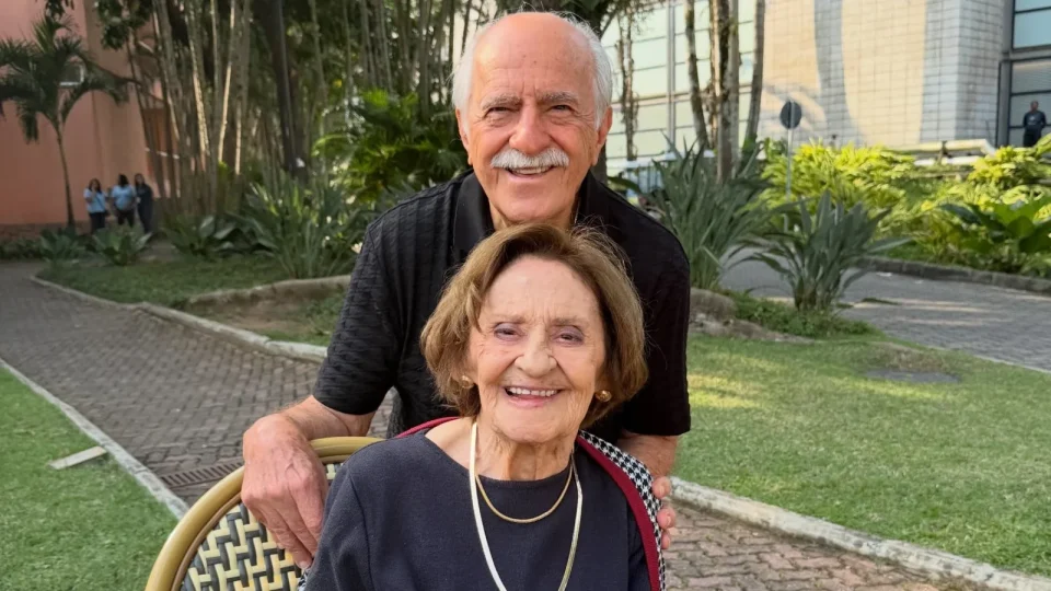Ary Fontoura se despede de Laura Cardoso em homenagem emocionante