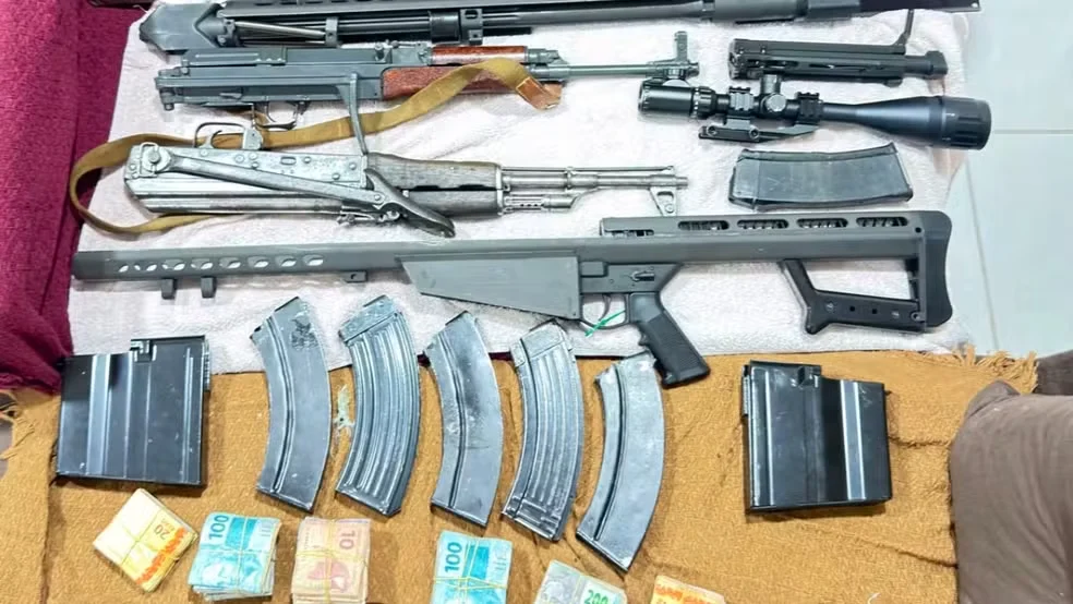 Armas e dinheiro apreendidos em Manaus durante a Operação La Máquina — Foto: Reprodução/Rede Amazônica