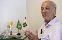 TRE-DF manda retirar faixas de Arruda das ruas e proíbe novas divulgações