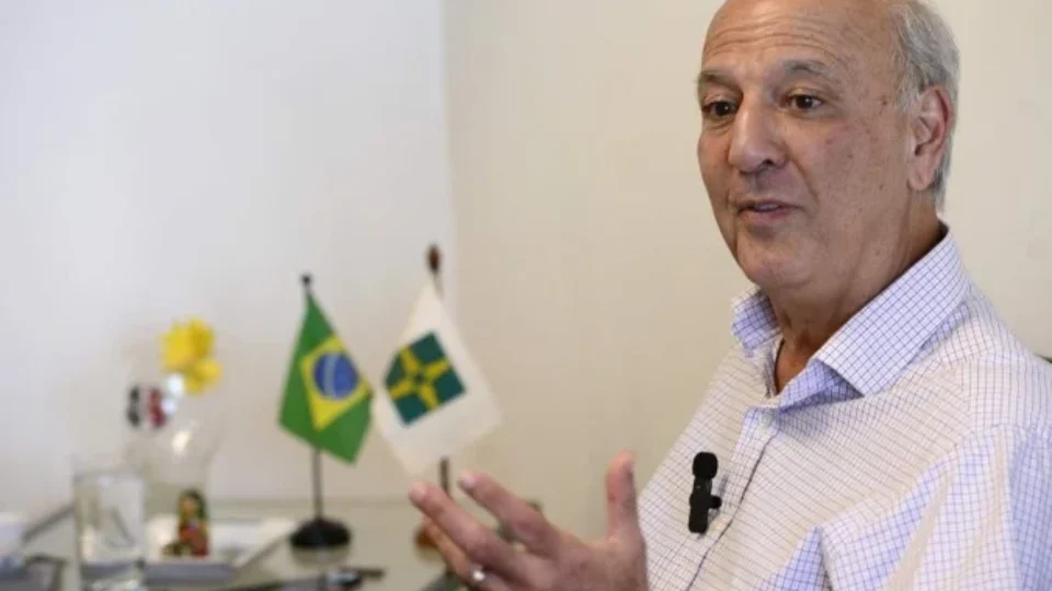 TRE-DF manda retirar faixas de Arruda das ruas e proíbe novas divulgações