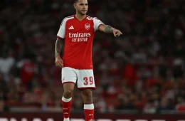 Arsenal e Manchester City se enfrentam por título histórico