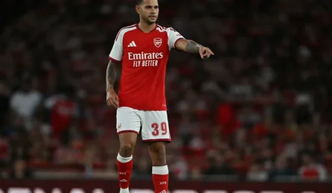 Arsenal e Manchester City se enfrentam por título histórico