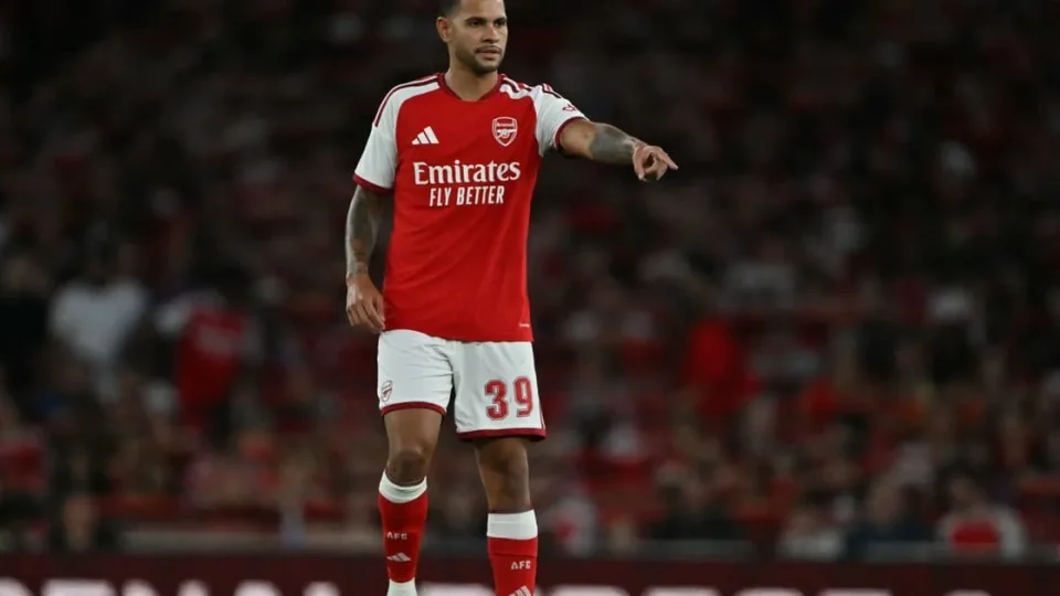 Arsenal e Manchester City se enfrentam por título histórico