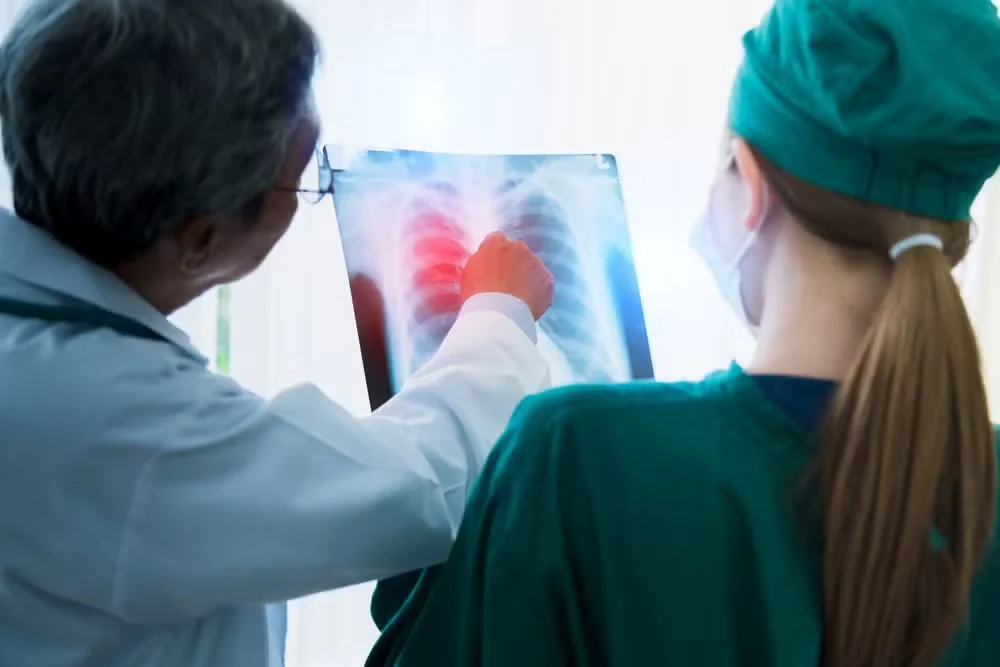A estratégia também pode ser utilizada em conjunto com outros tratamentos, como a imunoterapia, buscando aumentar a capacidade do organismo de identificar e combater células cancerígenas.