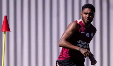 Vitinho passa por cirurgia no joelho e vira desfalque no Corinthians