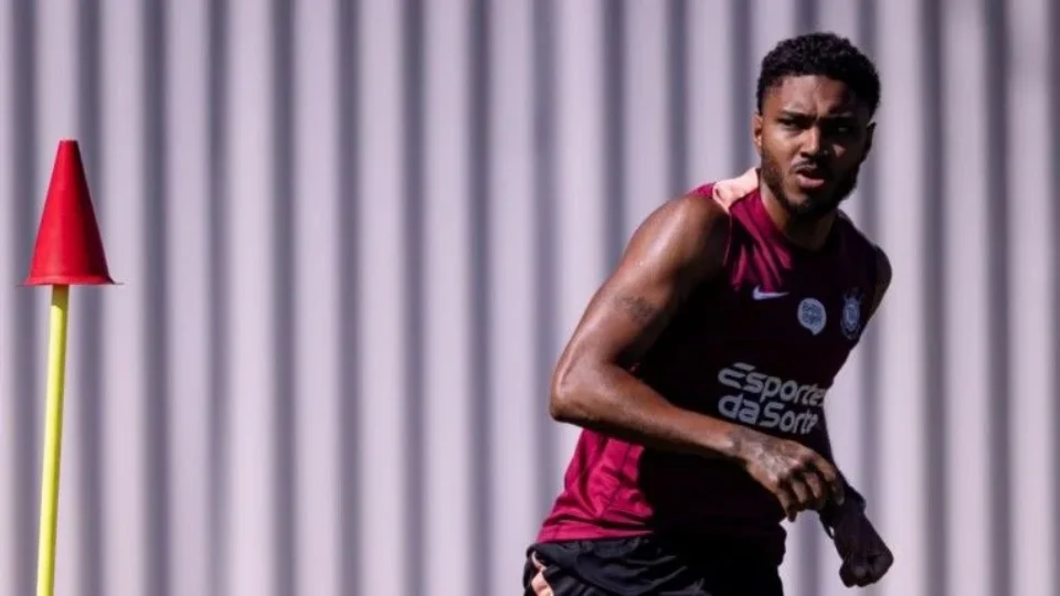 Vitinho passa por cirurgia no joelho e vira desfalque no Corinthians