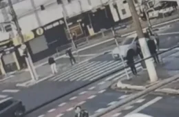 Motorista avança sinal e mata pedreiro de 57 anos na faixa de pedestres em SP