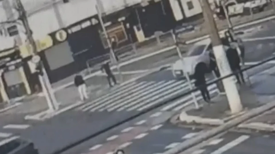 Motorista avança sinal e mata pedreiro de 57 anos na faixa de pedestres em SP