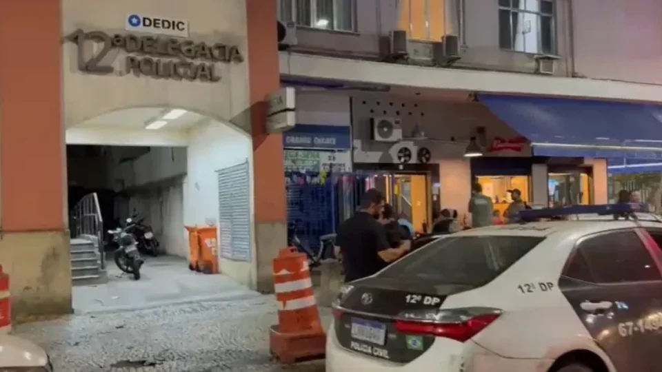 Ataque contra viatura em Copacabana leva dois homens à prisão; polícia procura suposto mentor