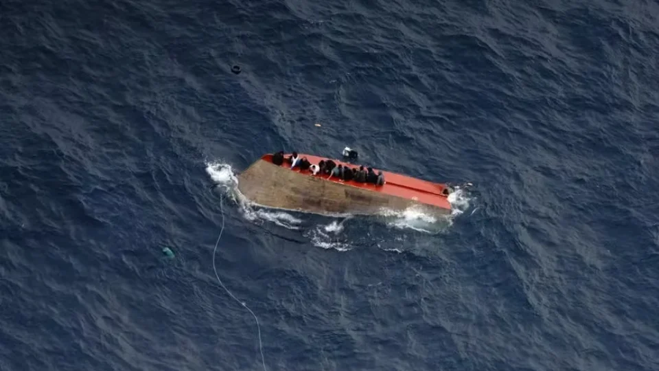 Barco de migrantes naufraga na Tunísia e deixa 13 desaparecidos