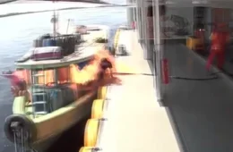 Barco explode durante abastecimento em Barcelos e passageiros escapam por segundos da tragédia; veja as imagens