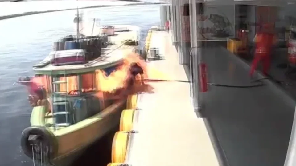 Barco explode durante abastecimento em Barcelos e passageiros escapam por segundos da tragédia; veja as imagens