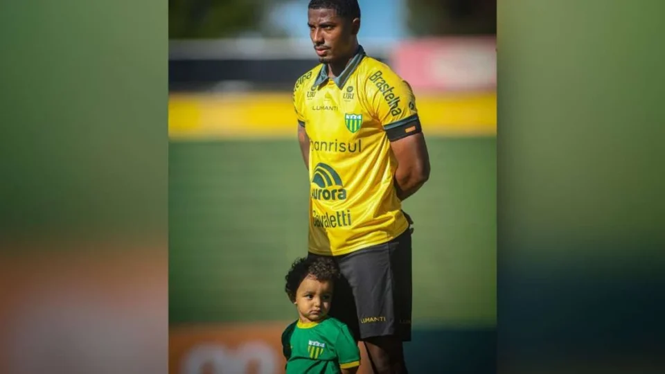 Gustavo Simões enfrenta o luto com solidariedade