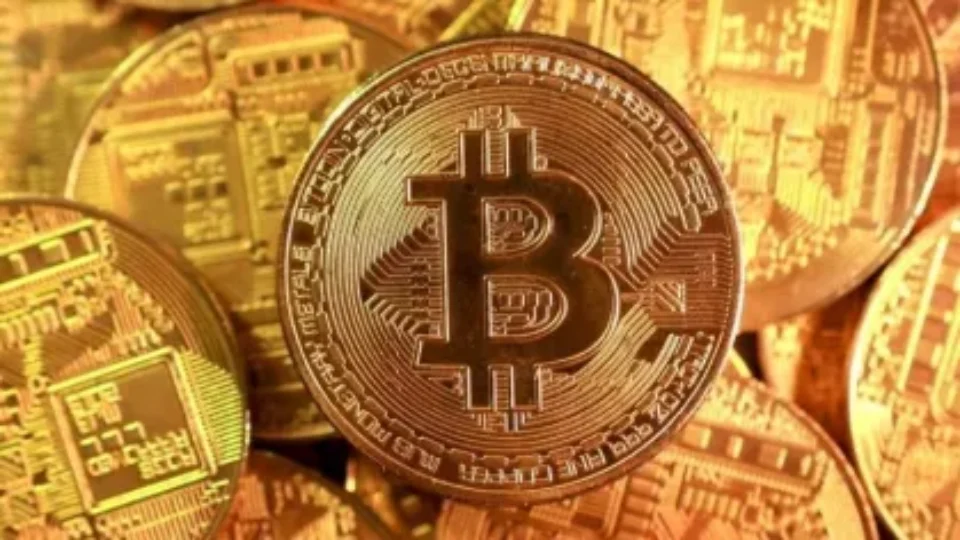 Bitcoin dispara e encosta nos US$ 69 mil após decisão dos EUA