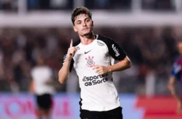 Corinthians supera expulsão e avança com vitória na raça
