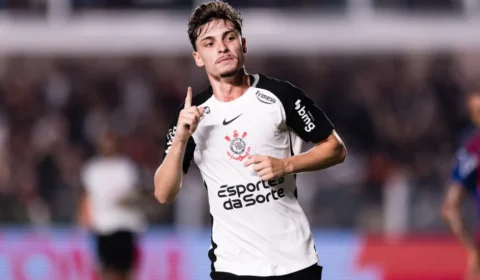 Corinthians supera expulsão e avança com vitória na raça