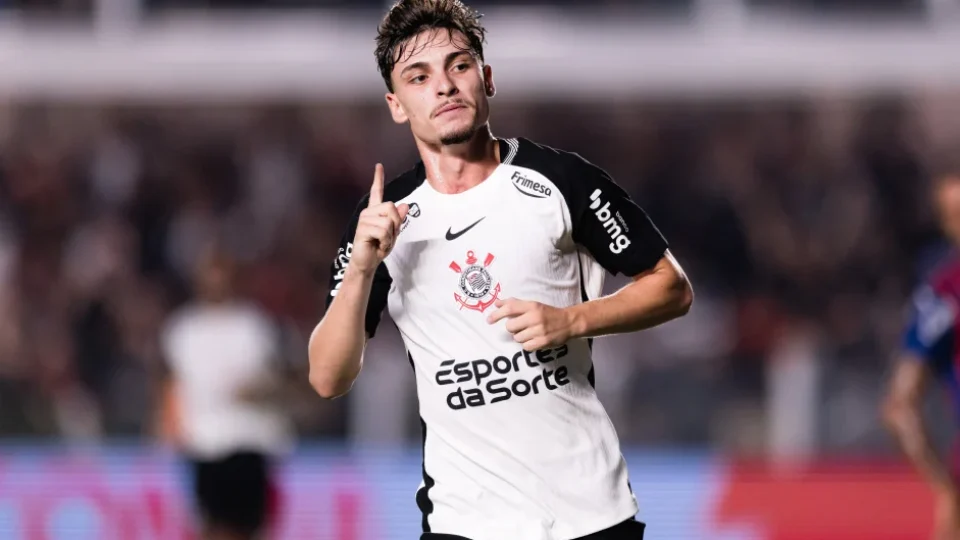 Corinthians supera expulsão e avança com vitória na raça