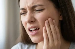 Bruxismo pode estar por trás da dor de cabeça ao acordar e de outros sinais no corpo