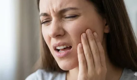 Bruxismo pode estar por trás da dor de cabeça ao acordar e de outros sinais no corpo