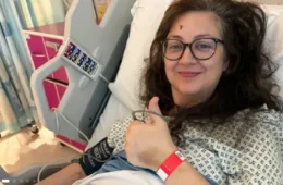 Mulher sente formigamento no pé e descobre câncer agressivo e incurável