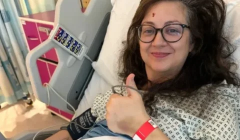 Mulher sente formigamento no pé e descobre câncer agressivo e incurável