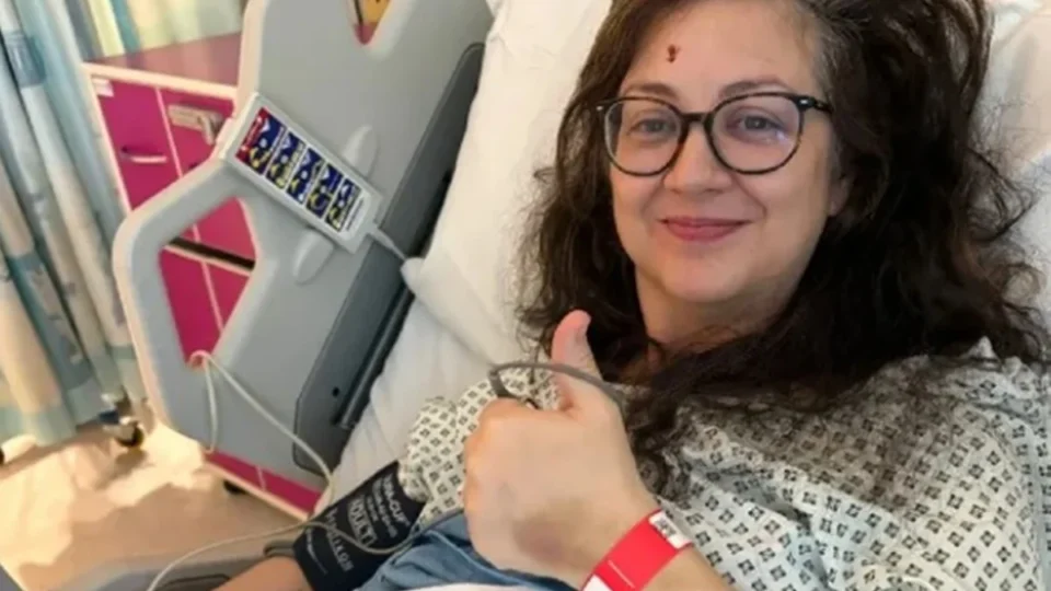 Mulher sente formigamento no pé e descobre câncer agressivo e incurável
