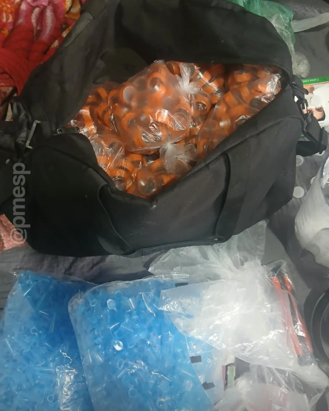 A concentração desses materiais levou os policiais a classificarem o imóvel como uma “casa-bomba”, expressão usada para identificar locais empregados na preparação e armazenamento de entorpecentes.