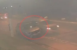 Jornalista é atropelada em frente à escola dos filhos e motorista foge