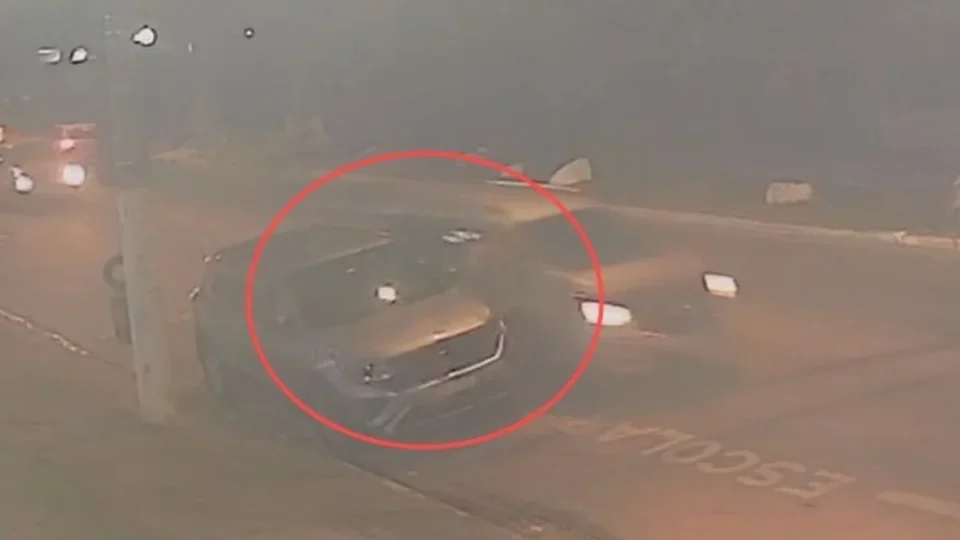 Jornalista é atropelada em frente à escola dos filhos e motorista foge