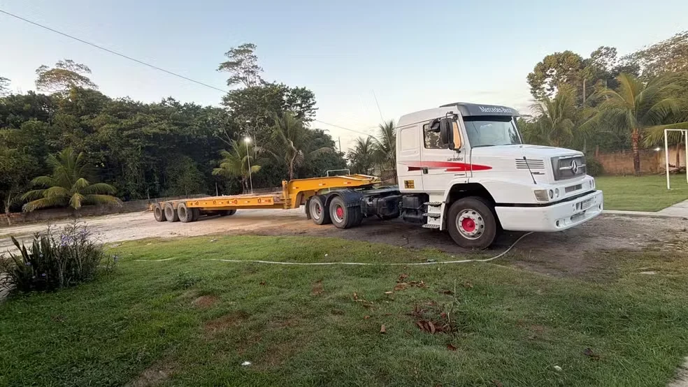 Caminhão reboque apreendido em Manaus durante a Operação La Máquina — Foto: Reprodução/Rede Amazônica
