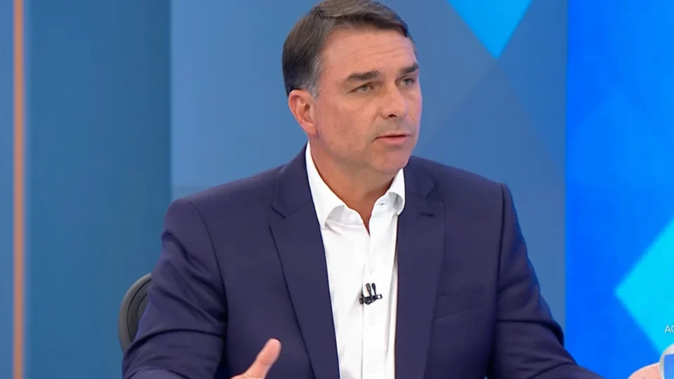 Flávio diz que não há nada de errado em patrocínio de Vorcaro ao filme “Dark Horse”