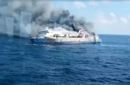 Incêndio atinge balsa na Indonésia, deixa mortos e dezenas de desaparecidos; passageiros pularam no mar para escapar