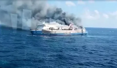 Incêndio atinge balsa na Indonésia, deixa mortos e dezenas de desaparecidos; passageiros pularam no mar para escapar